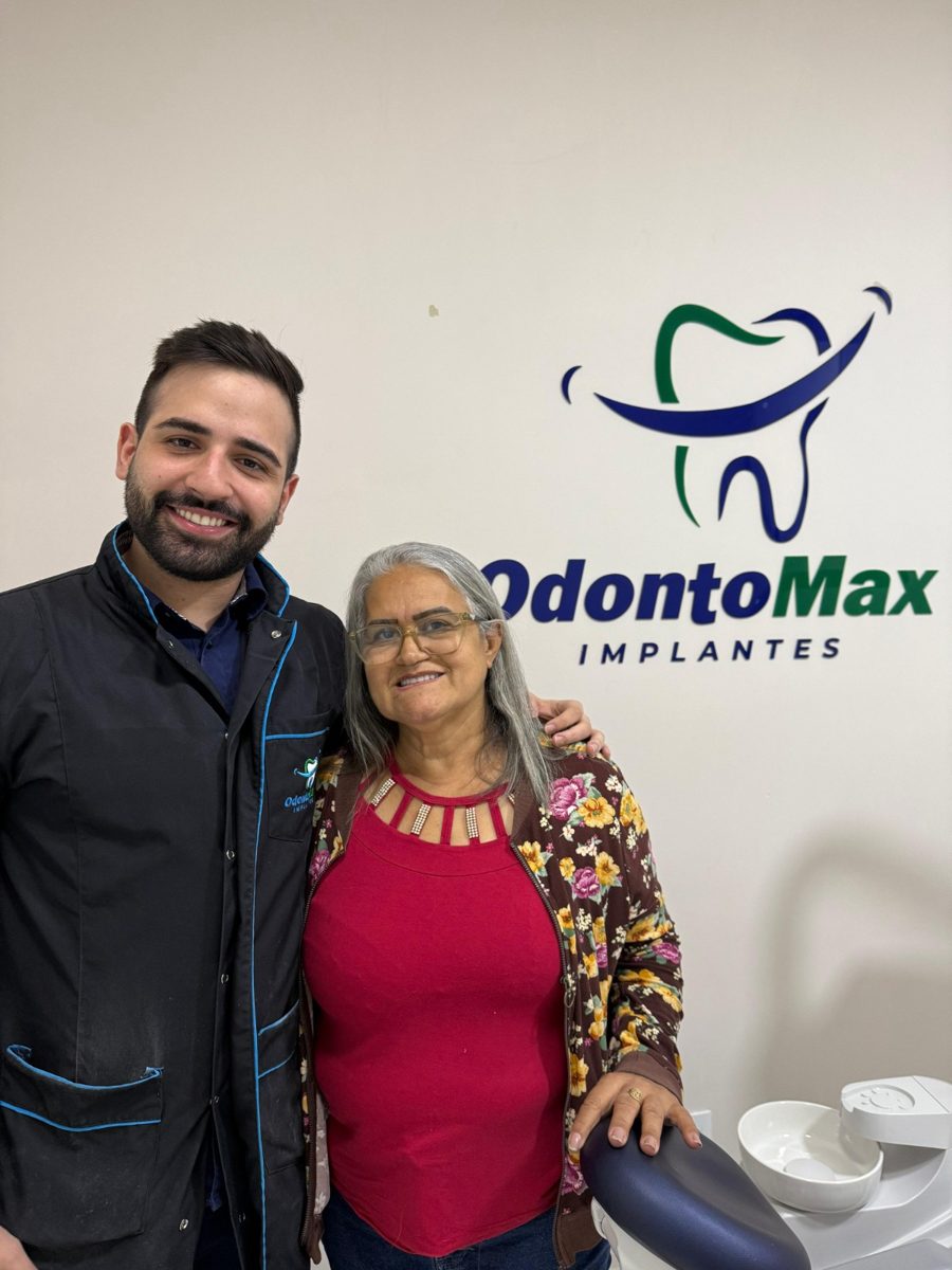 Paciente OdontoMax com o sorriso transformado 5